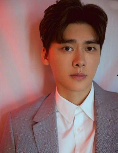 李易峰新照片,魅力依旧，演绎时尚新篇章